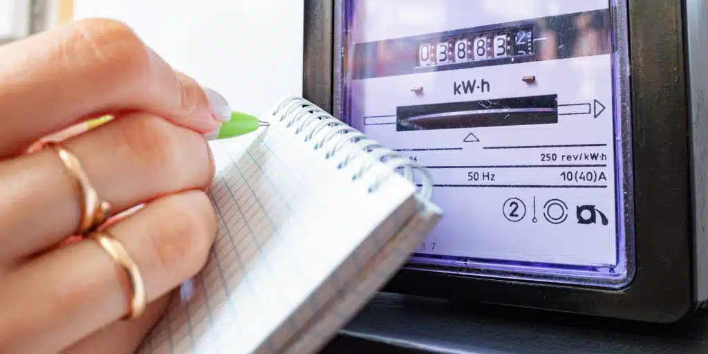 Strom sparen im Alltag - Stromzähler ablesen und Stromverbrauch im Haushalt notieren zur Kontrolle der Stromkosten